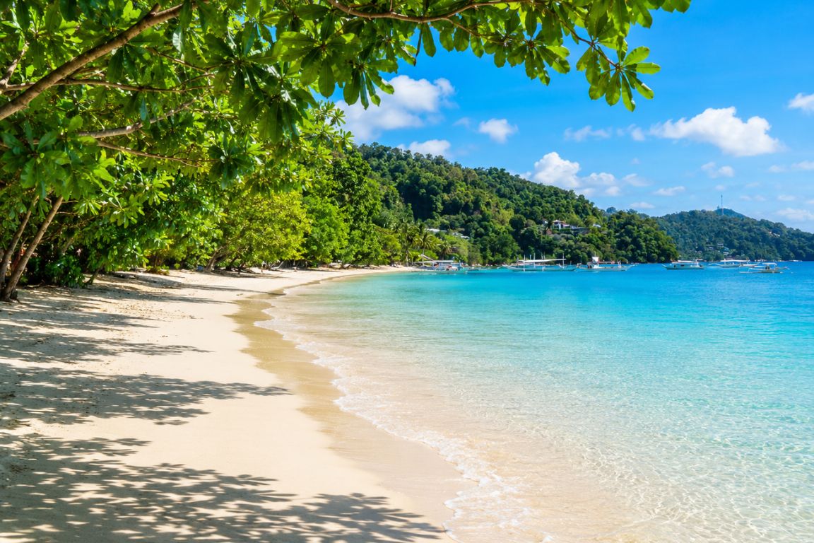 Relaxing beach view at Corong Corong Beach during an El Nido vacation organized by El Nido Tours