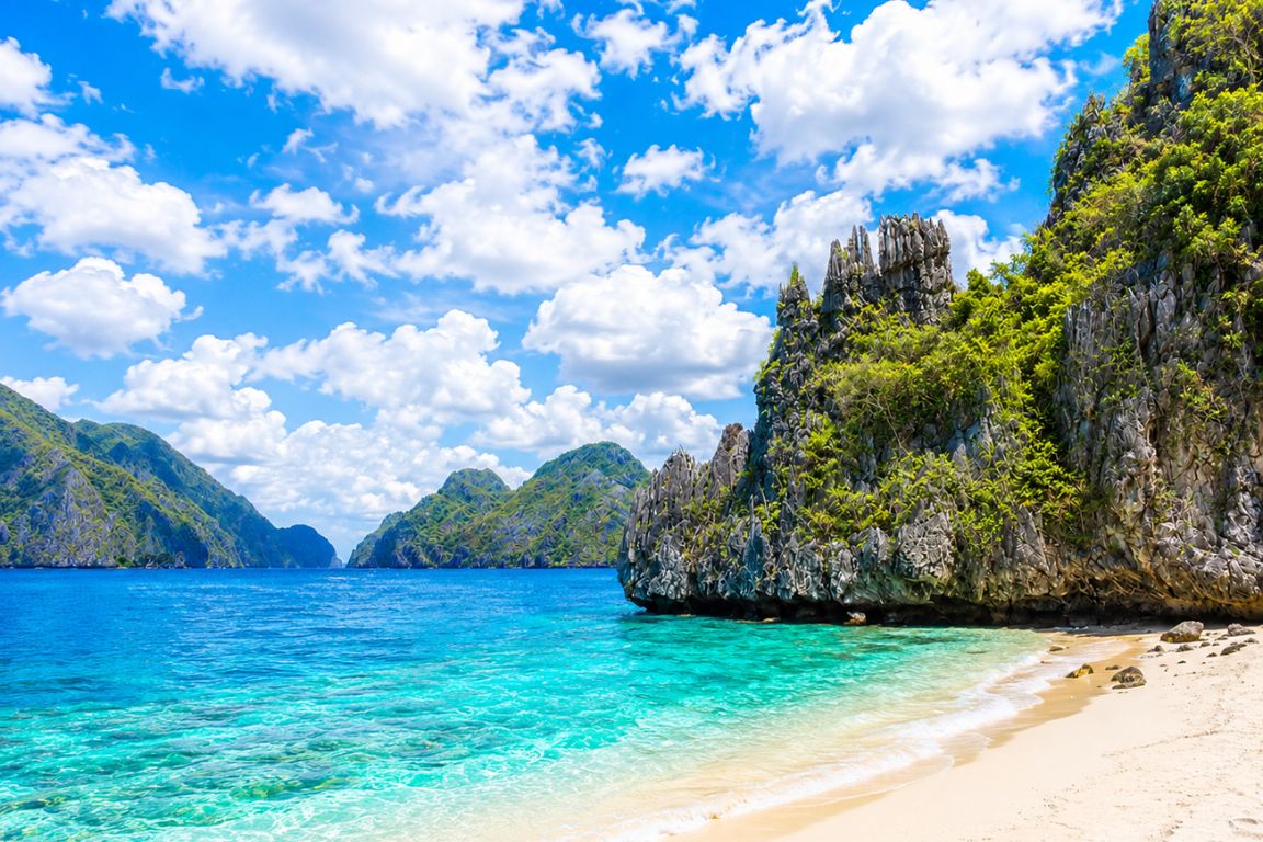 Hidden Beach in El Nido with turquoise water and limestone cliffs during a tour with El Nido Tours